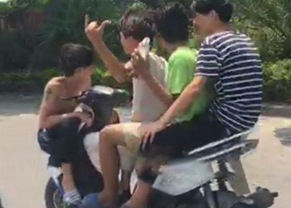  /></p><p><br /></p><p>有網友報料稱，自己昨日在中堂鎮一道路上看到這一幕——4個小伙子擠在一輛行駛中摩托車上，其中一個小伙還反身趴在了車頭上。看到有人在拍視頻，他們還得意地做起了手勢。此景象猶如耍“雜技”，讓人不禁捏一把冷汗，但要是一不小心發生了事故，后悔就太遲了。</p><p>一名小伙子反坐在車頭上。</p><p>如此騎車，看著讓人捏把冷汗。</p></div>
		<div   id=